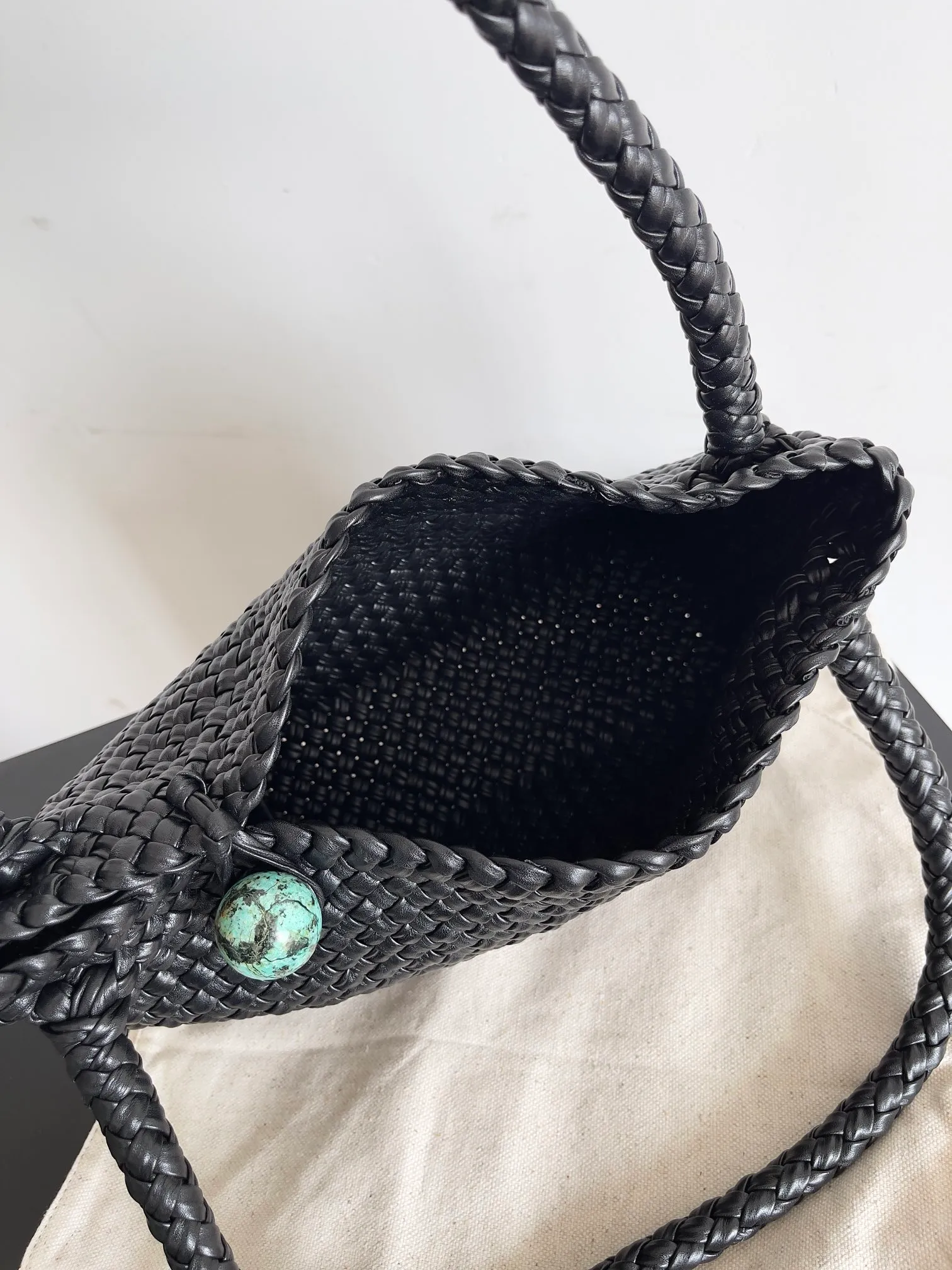 Batch 5960 BV collectible small woven handbags are really YYDS!! Bottega Veneta’s most classic small woven handbags are back! ! We use the highest quality leather with the highest craftsmanship❤️ to create the most expensive works. We have created the original Intrecciato leather weaving process❤️ This unique traditional exclusive leather weaving method has not only become our logo but also reflects the time-consuming and labor-intensive craftsmanship of our products❤️ The new TOSCA handbag must be a selection worth collecting🆕⚠️⚠️Babies, malachite can be sold separately and can be assembled by yourself Style number: 716974 Size: 27*9*18cm